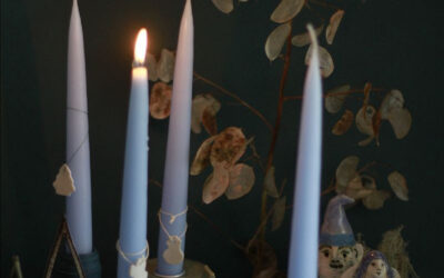 Advent, lys og kalendergaveinspiration med kunsthåndværk og natur som pynt.