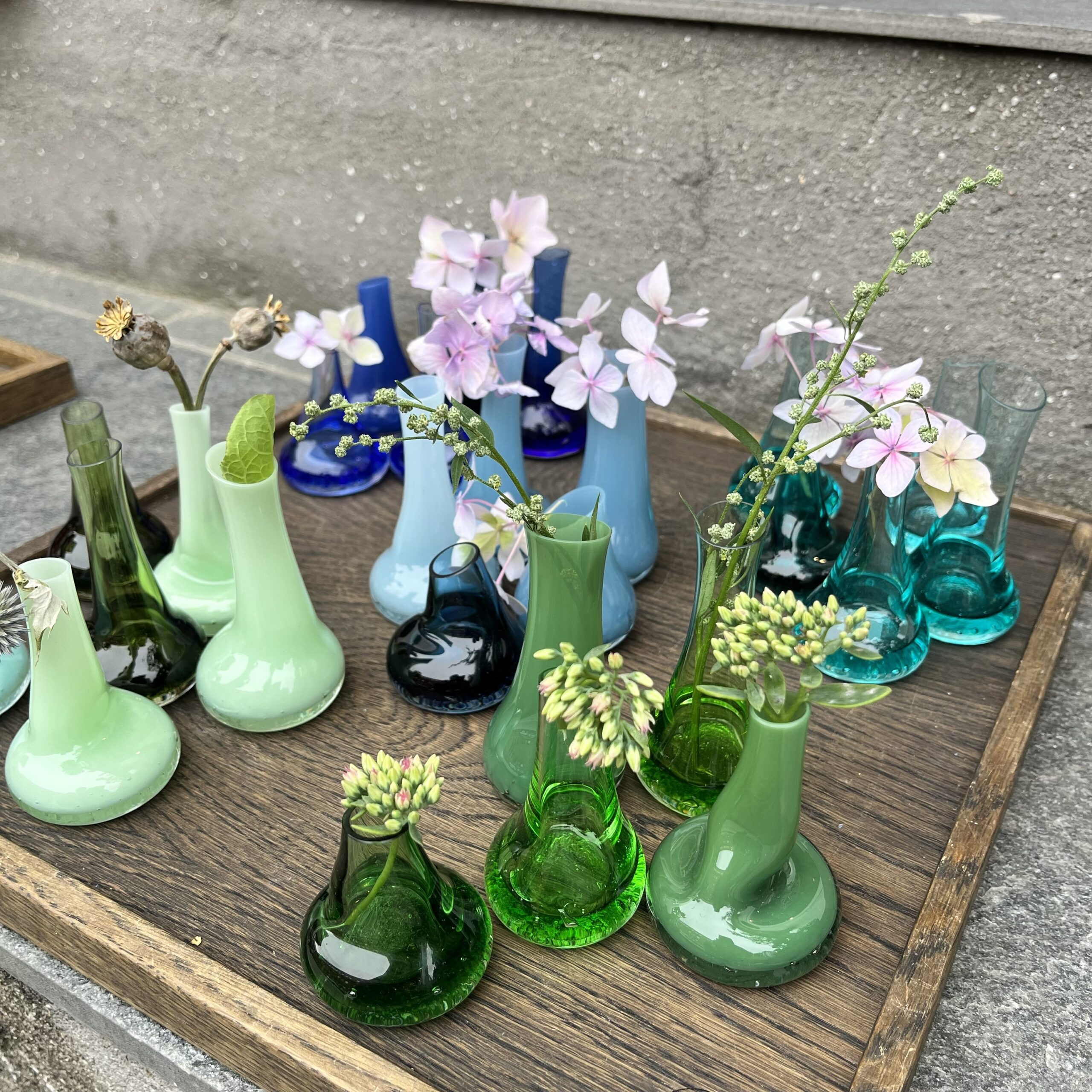 Bettina Schori - Glas vaser nye sommerfarver