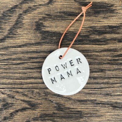Vårhus - Slow down Snegleformet ophæng med tekst - power mama