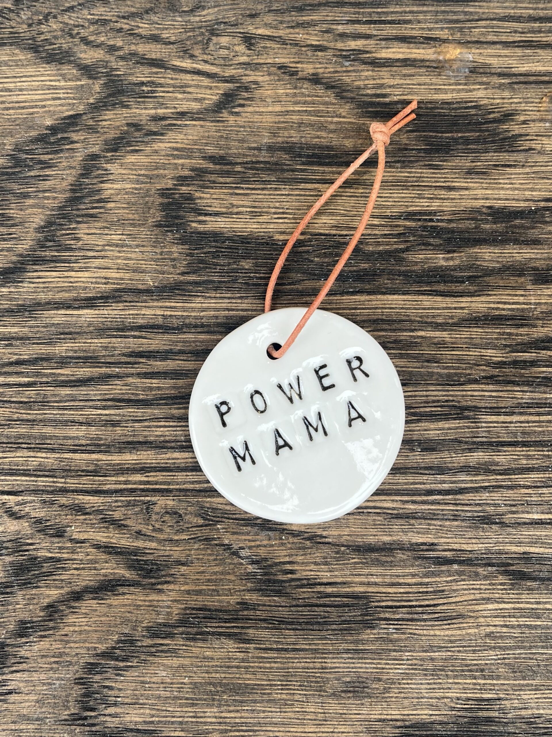 Vårhus - Slow down Snegleformet ophæng med tekst - power mama