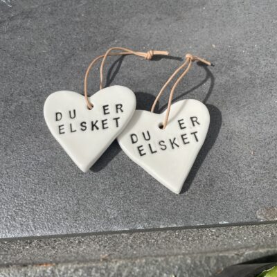 Vårhus - Du er elsket Hjerteformet ophæng med tekst