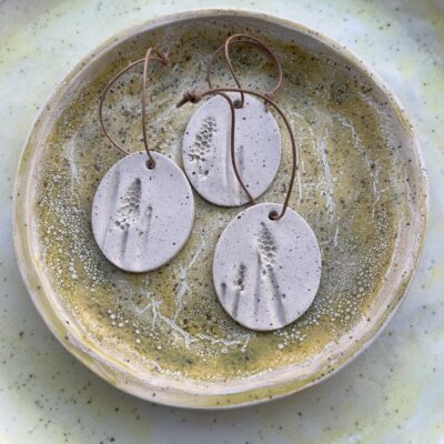 Line Hald Keramik Æg med med tryk af perlehyacinter.