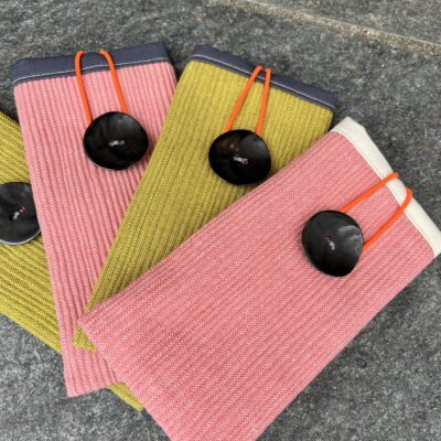 1+1 Design -Mobulcover med knap lukning