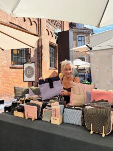 Stemningsbilleder fra Frue Plads kunsthåndværkermarked og valg af nyheder med hjem til hylderne i butikken i Aarhus.