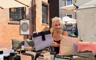 Stemningsbilleder fra Frue Plads kunsthåndværkermarked og valg af nyheder med hjem til hylderne i butikken i Aarhus.