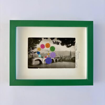 EvaC-art, Original, broderi på postkort med farvet træramme, Stitched Memories - Heidelberg