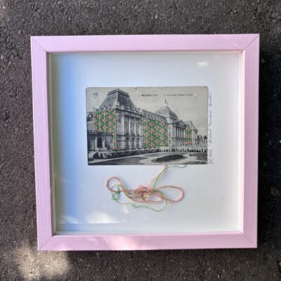 EvaC-art, Original, broderi på postkort med farvet træramme, Stitched Memories - Bruxelles