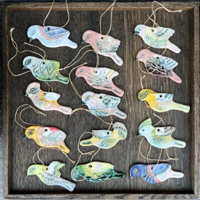 Mette Joensen - fugl (med dekoration på hver side og snor) uden tekst