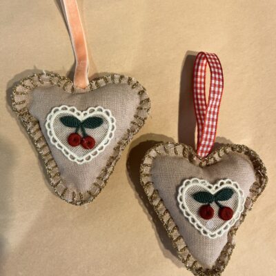 Louise Dausell Lille Hjerte med Kirsebær i stof