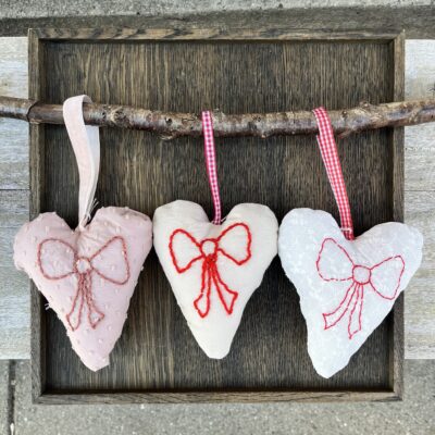 Louise Dausell Stort Hjerte med Broderet Sløjfe i stof