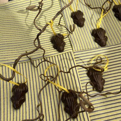 Christine Bendt  chokoladefrøer med gul snor til ophæng