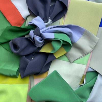 Pia Toustrup- Tørklæde i silke (Azurblå, græsgrøn, naturfarver)