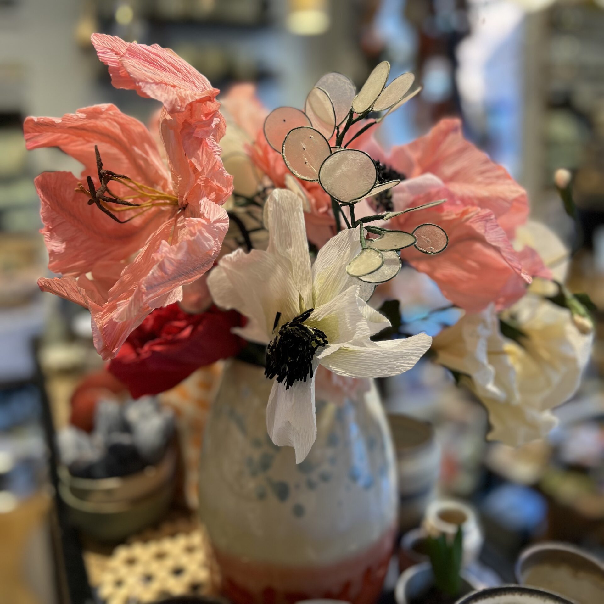 Bord med keramik og tørklæde