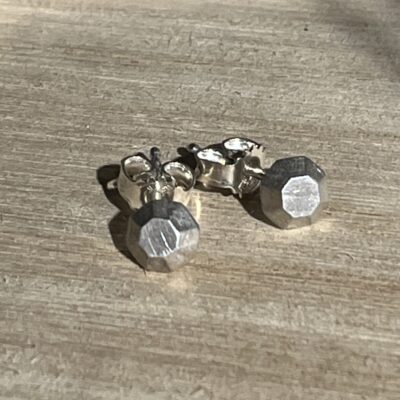 Annette Dickow - Stone by Stone Facet øreringe i sølv og oxyderet (1 sten)