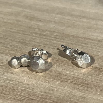 Annette Dickow - Stone by Stone Facet øreringe i sølv og oxyderet (1/3)