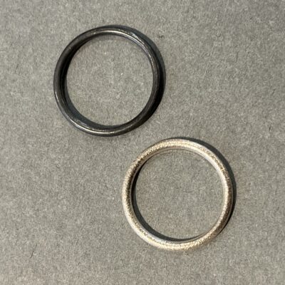 STINE P Ring med matteret overflade i sterling sølv og oxyderet